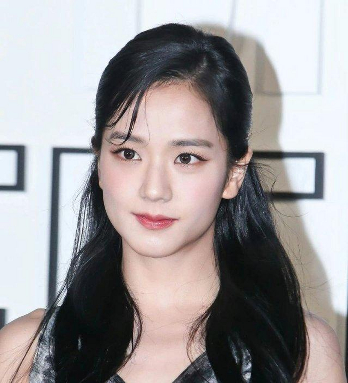 jisoo头发忘油油的.