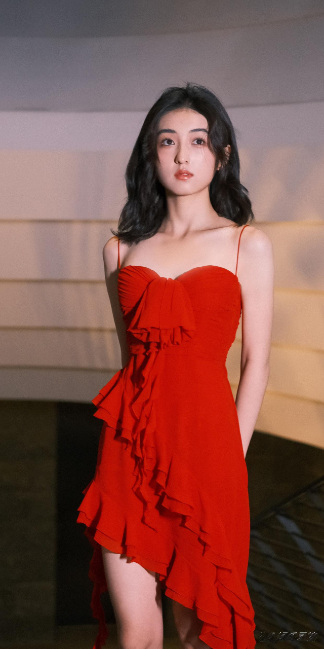 张子枫红色抹胸