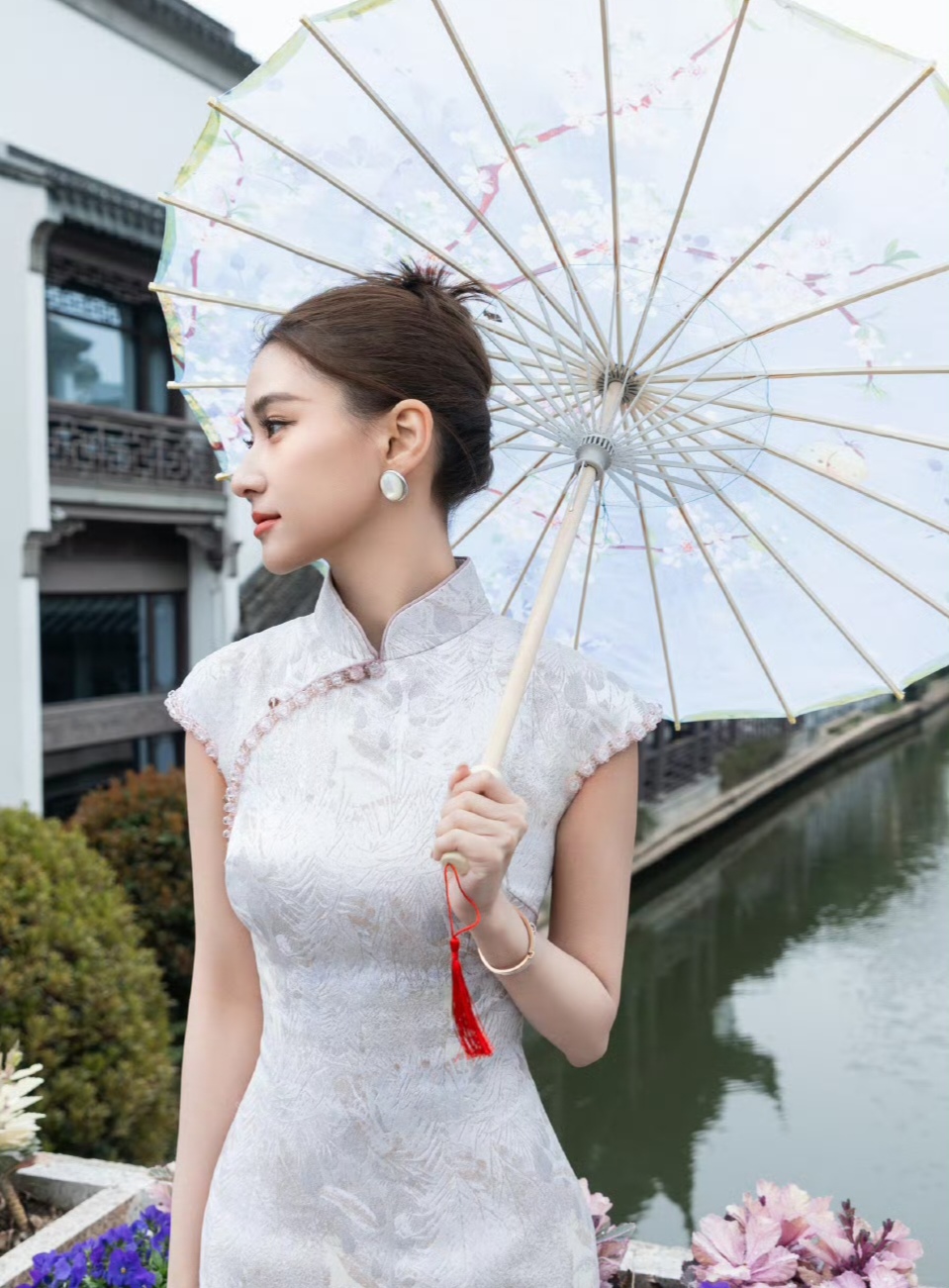 江南可采莲,莲叶何田田,鱼戏莲叶间