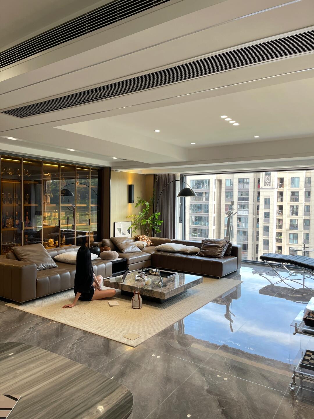 翁帆豪宅内部照片南北通透户型装修效果图意式轻奢风格客厅效果图