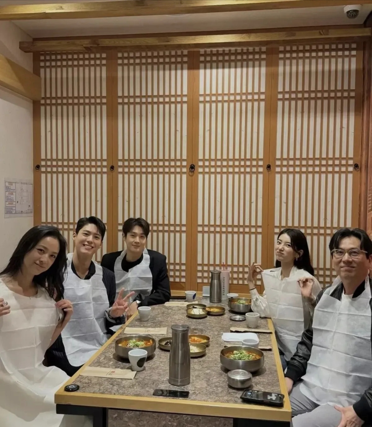 公开的照片中秀智朴宝剑崔宇植汤唯金泰勇导演聚在一起吃晚饭