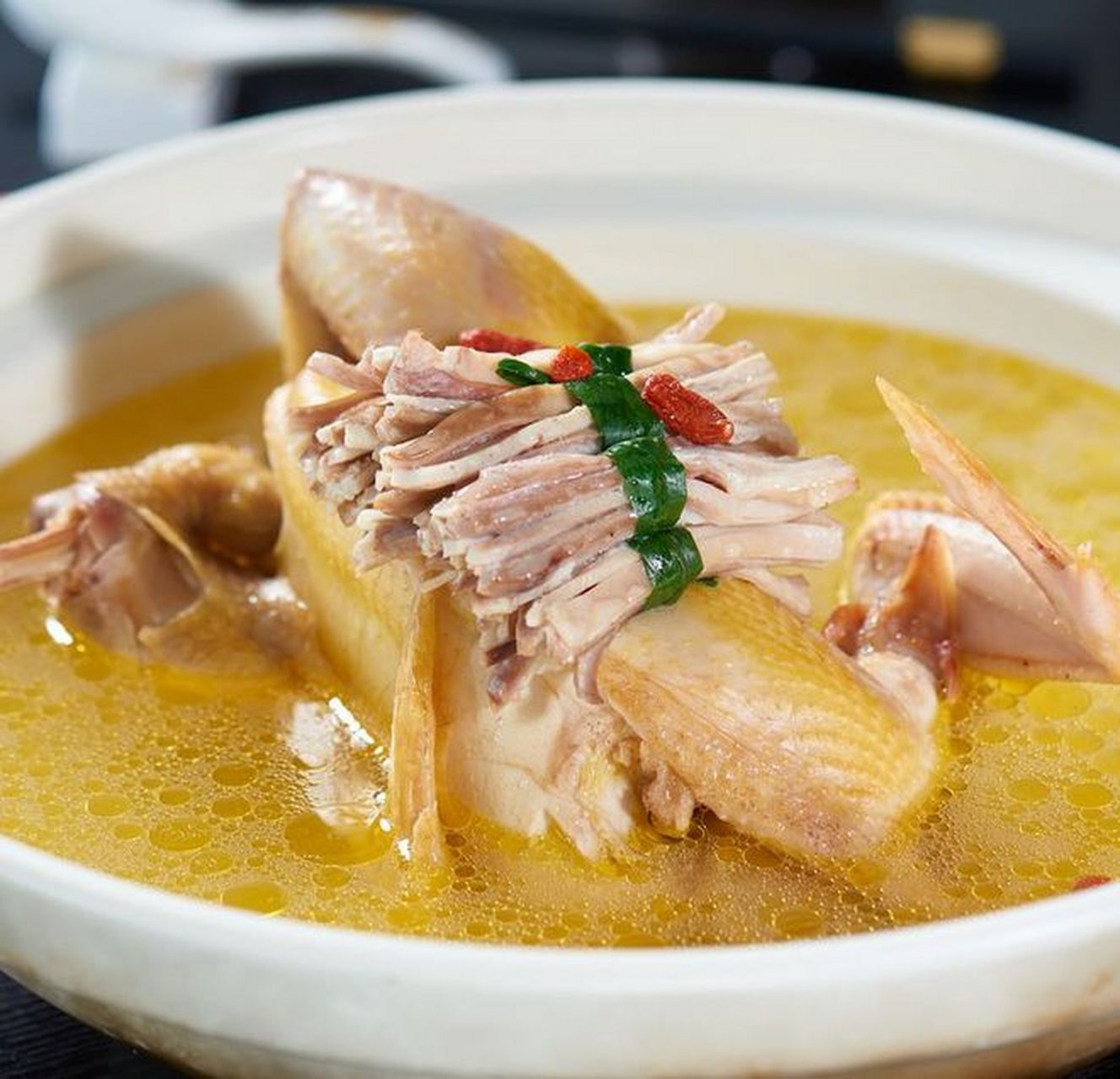 花胶煲鸡汤是经典滋补汤品,添加药材可增强滋补效果.