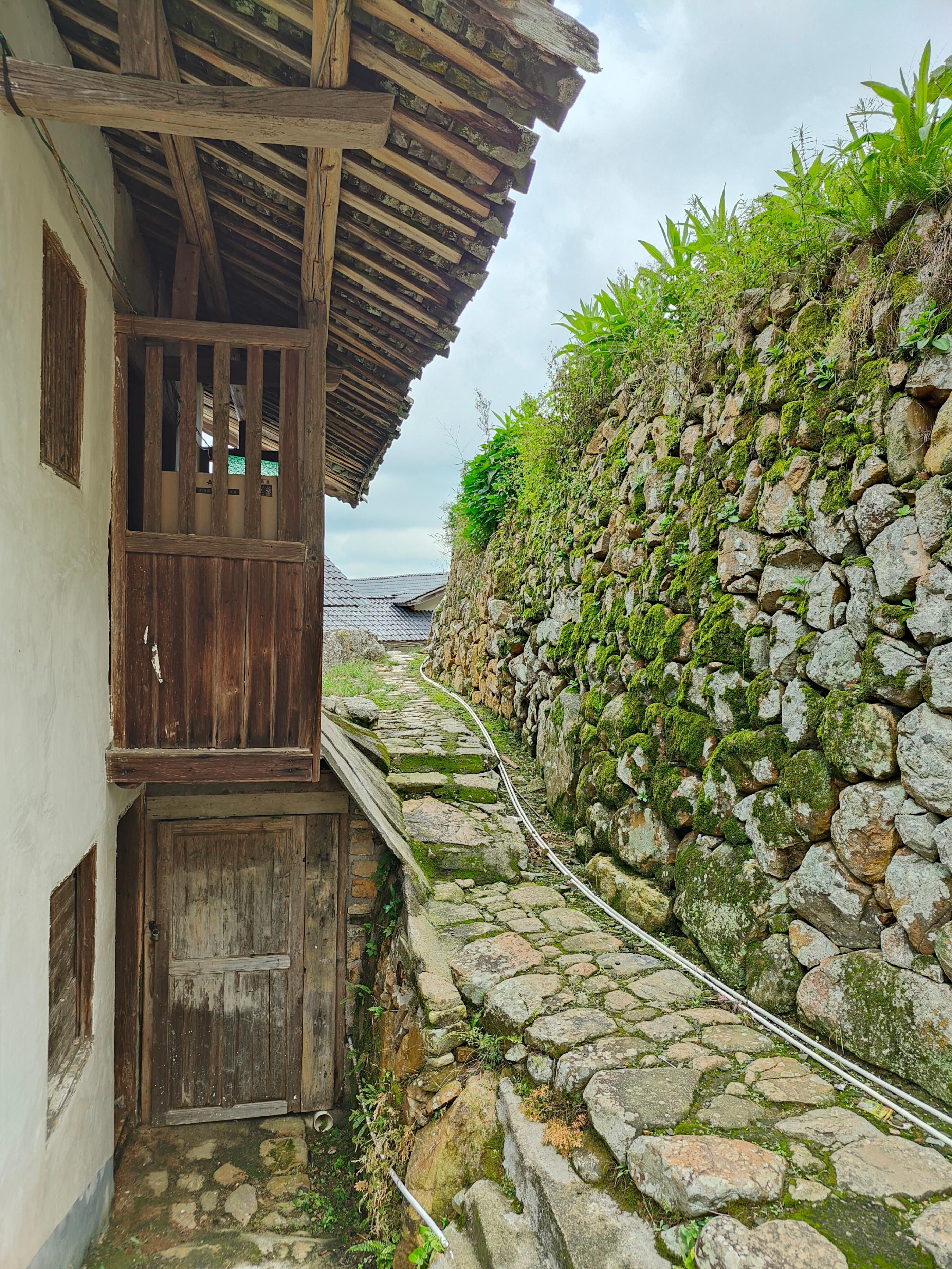 徜徉于云雾缭绕的小山村,迷恋于客家乡村美景,石涧泉水让我醉了