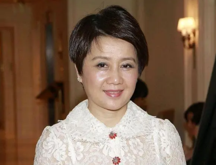 在经历了这段传奇的际遇后,她找到了自己的初恋男友苏炳龙,两人重拾了