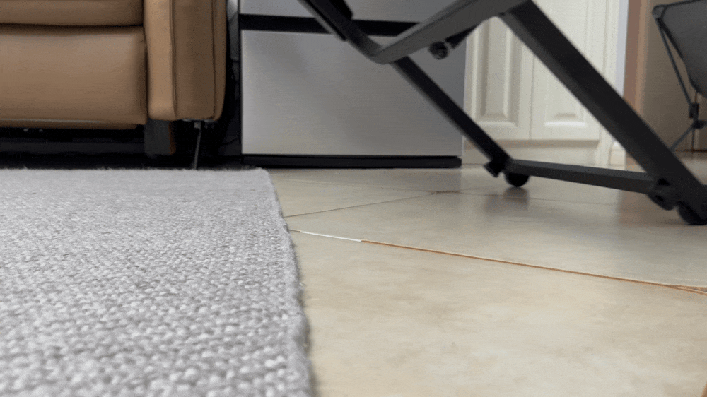 而小轮径的麦瑞克x1一不留神就会被小幅凸起的地毯边缘卡住,移动起来