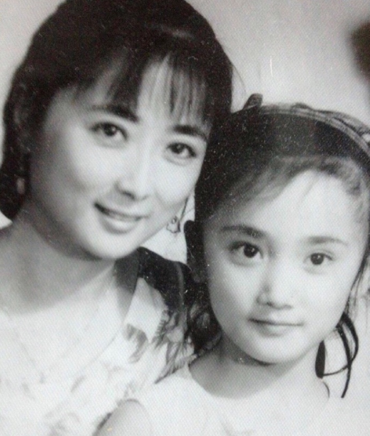 回顾侯长荣:与妻子"红楼"相遇,结婚37年生一女,生活幸福美满