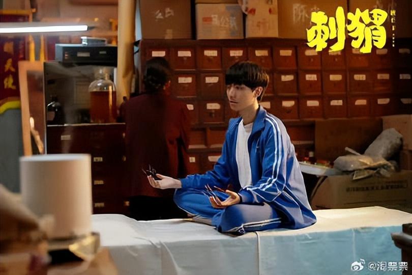 视频中的王俊凯,将偶像的光环暂时收起,完全融入到了学生的身份中.