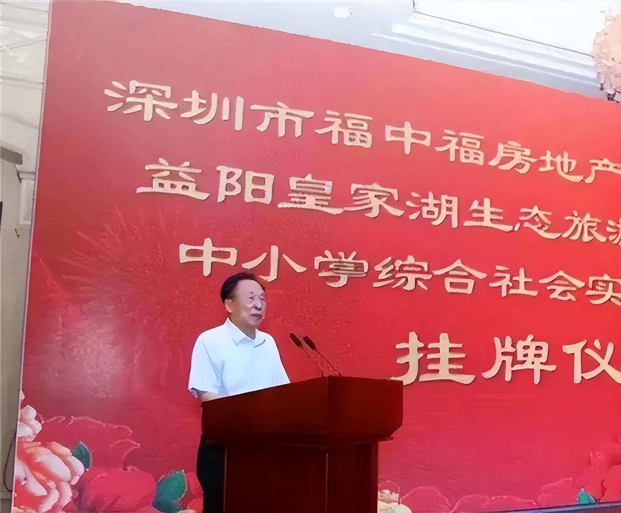 倪福林1949年出生于湖南益阳,那时候他的家庭跟中国大部分家庭一样穷