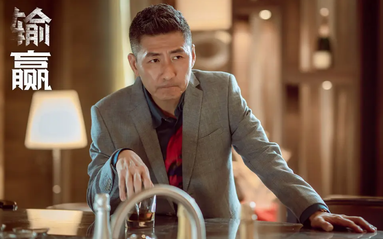 赖皮大头鬼房书安(秦川饰)徐良的干儿子,功夫平平,相貌丑陋,胆小如鼠