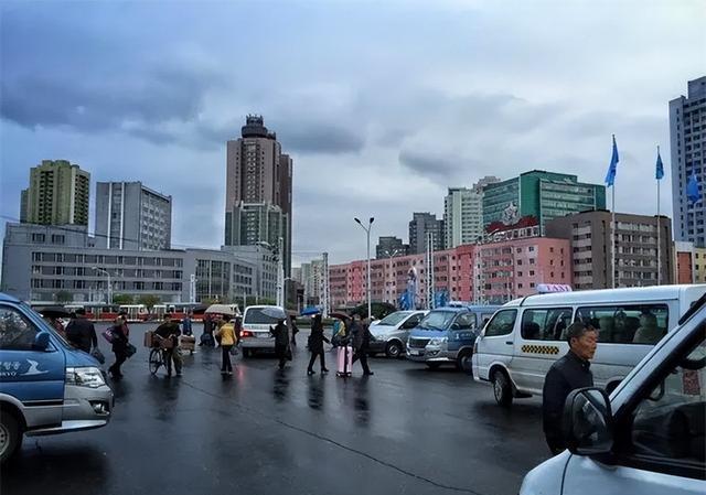 朝鲜平壤有多发达?街头到处黑丝高跟女郎,为何却不见穿牛仔裤?