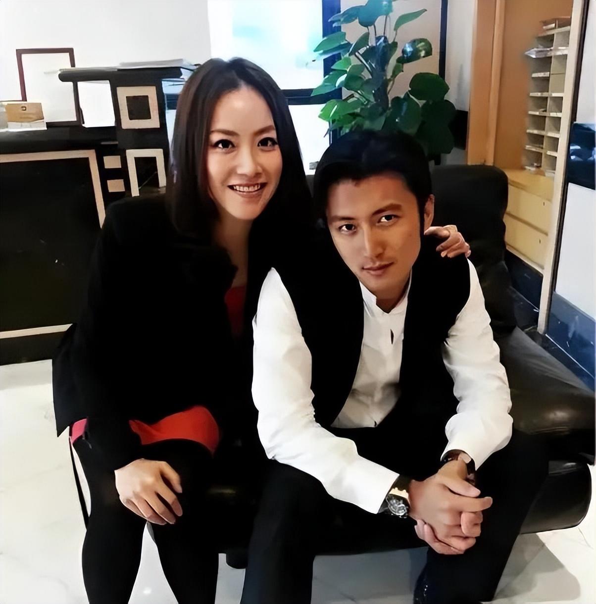 与叶崇仁的爱情故事最初看起来似乎一帆风顺,两人相识相爱,朝夕相对