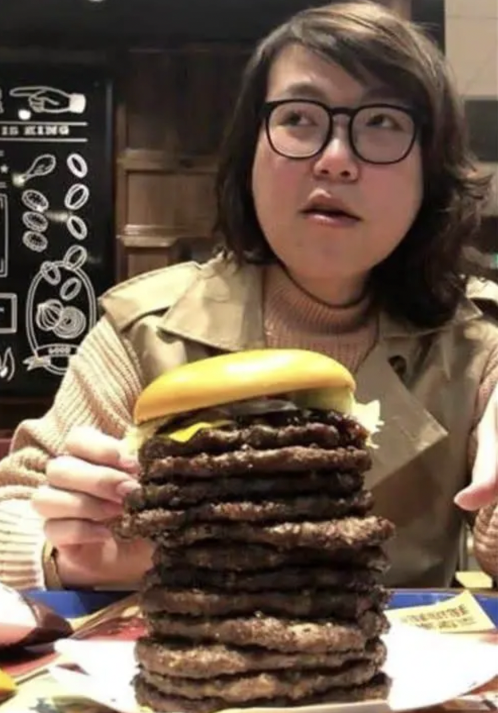 没想道,温柔贤惠的老板娘非但没有不高兴,反而走过去打开锅盖,友好地
