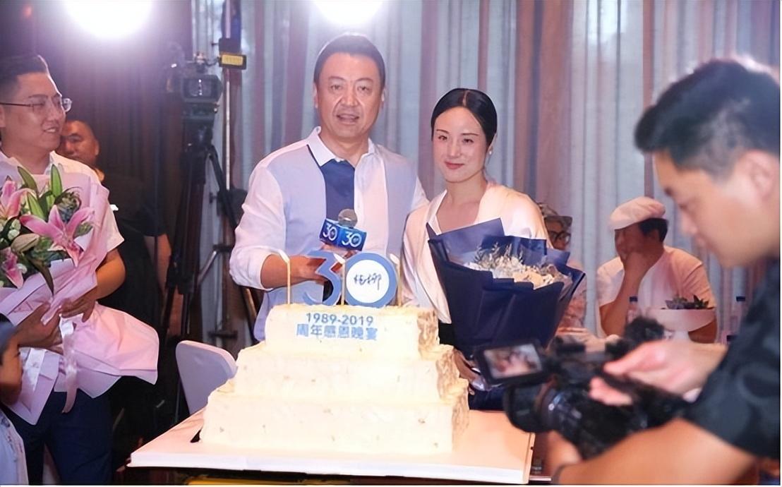 回顾前央视主播杨柳:妻子是知名歌唱家哈辉,3婚也能幸福美满