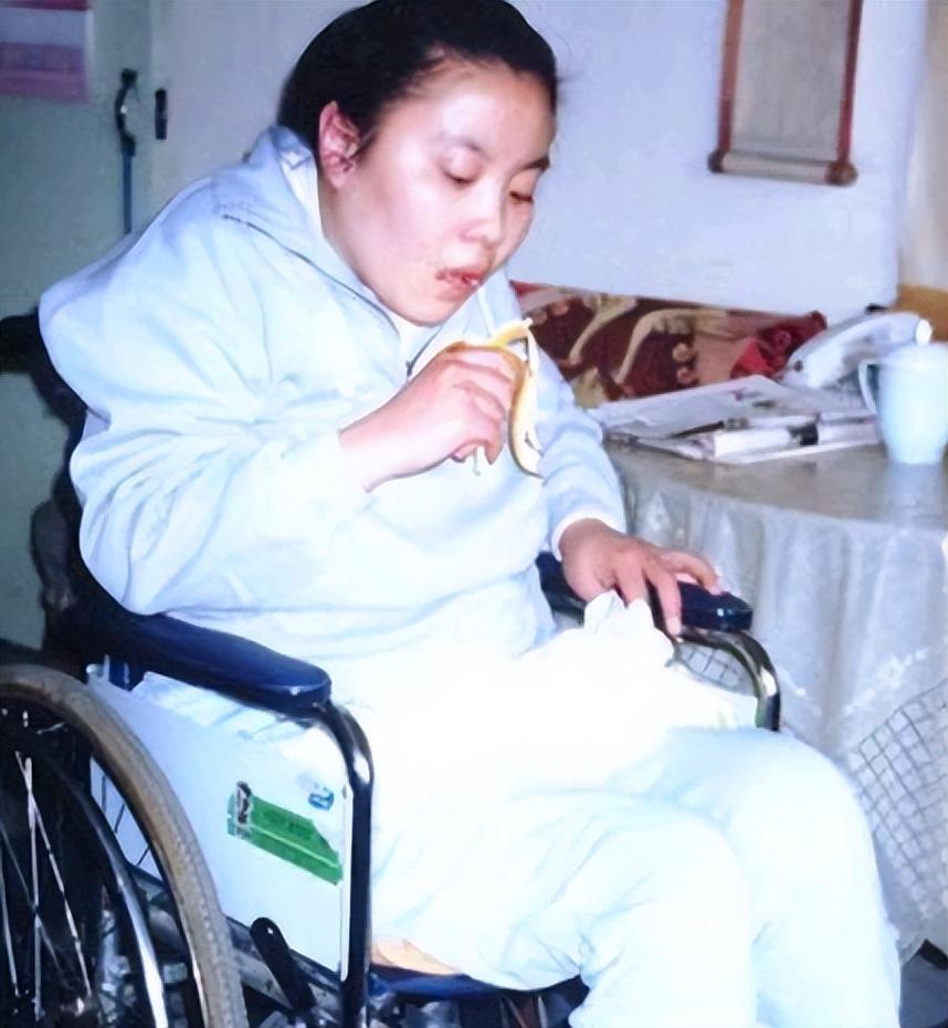 朱令到了清华大学以后,多才多艺的朱令很快就成为了学院里的小明星.