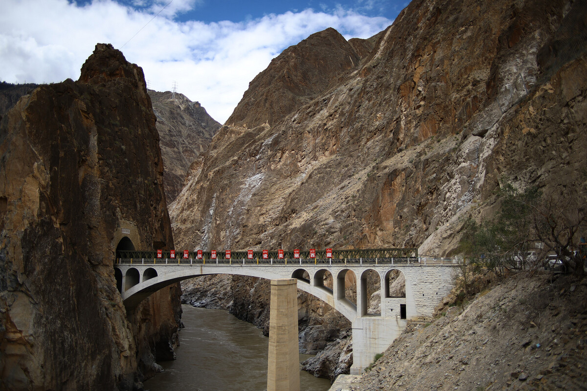 桥墩矗立如守护神般伟岸庄严.