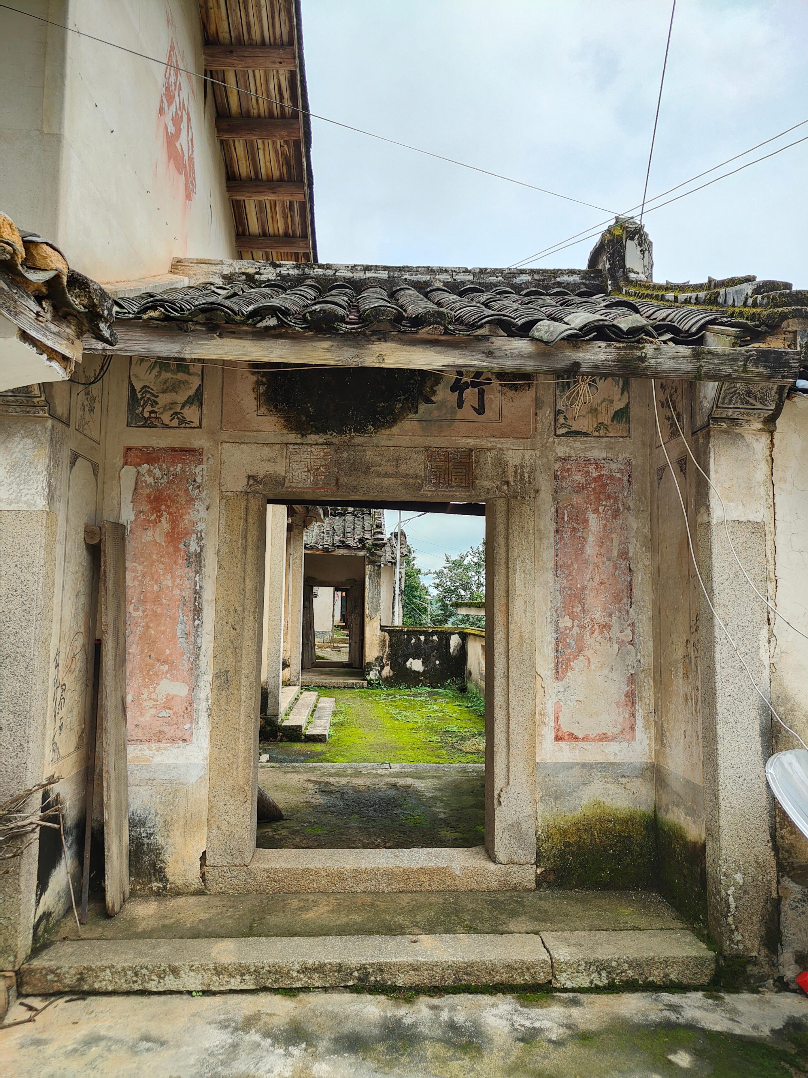 徜徉于云雾缭绕的小山村,迷恋于客家乡村美景,石涧泉水让我醉了