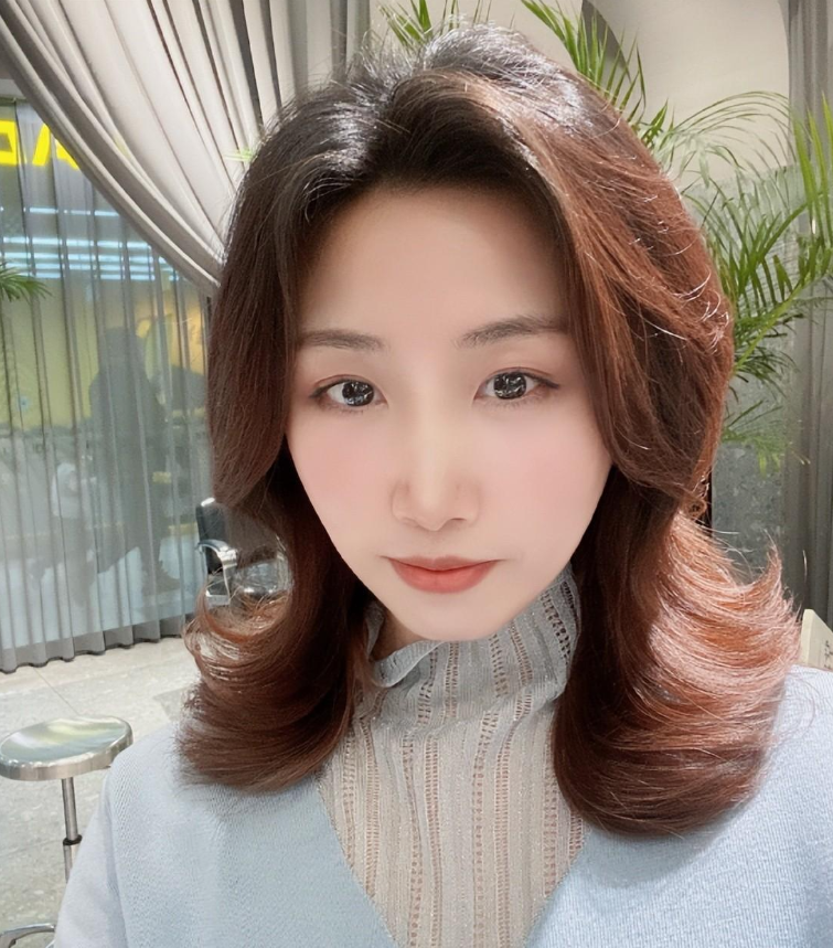 奥运冠军郭跃惨遭开除,转型金融后重获新生,如今长发十分美丽