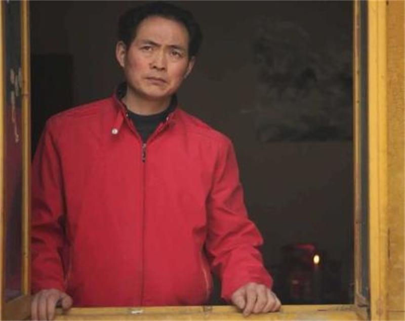 回顾汶川地震后,父亲背着儿子遗体走25公里回家,一张照片感动中国