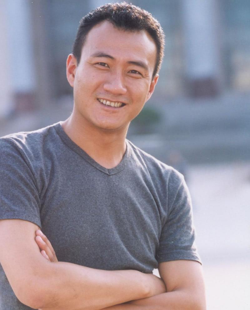 胡军:与初恋女友交往23年,不担心绯闻,婚后儿女双全,幸福美满