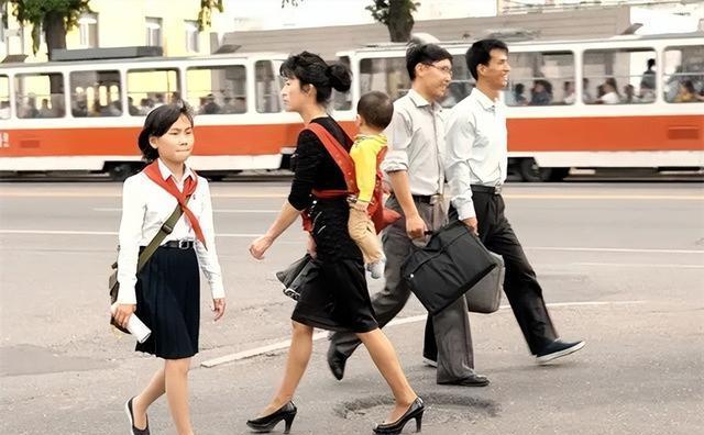 朝鲜平壤有多发达?街头到处黑丝高跟女郎,为何却不见穿牛仔裤?