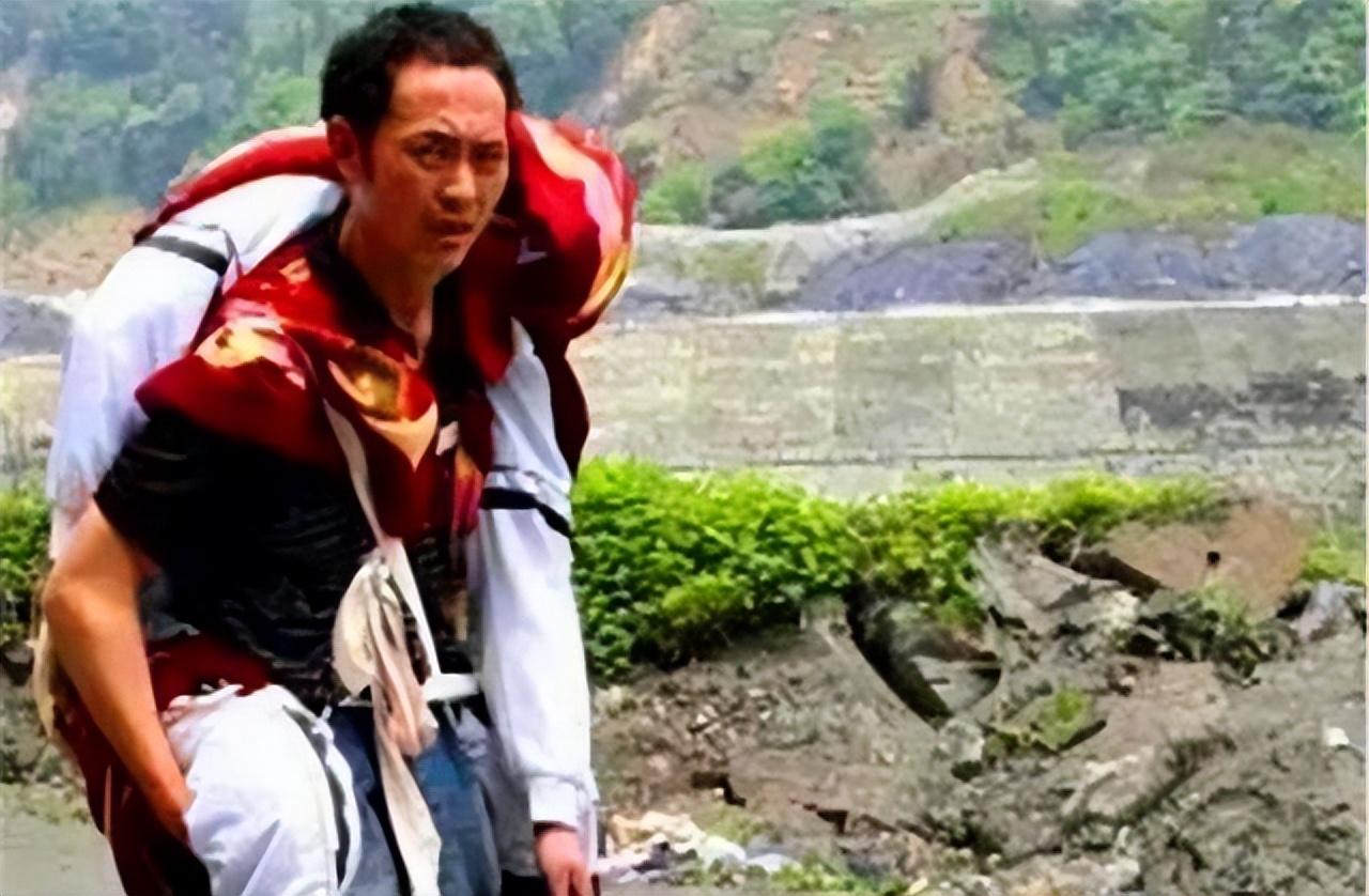 回顾汶川地震后,父亲背着儿子遗体走25公里回家,一张照片感动中国