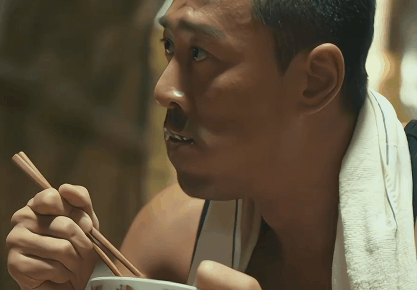 他曾是一名偷渡者,为了获得身份而拼命工作,因为没有身份,他到哪里都