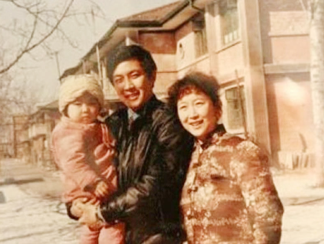 回顾唐国强的女儿唐莉:我的早逝母亲,我的再婚父亲我带泪的亲情