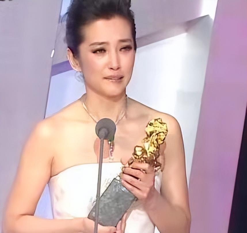 王京花:嫁给演员董志华,30年婚姻恩爱如初,影帝儿子是心中骄傲