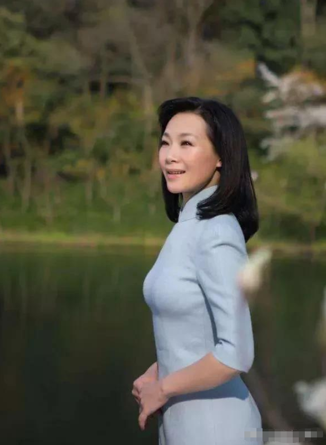 回顾歌唱家吕薇:男友的病逝让她心痛,独自生活多年,50岁仍未婚