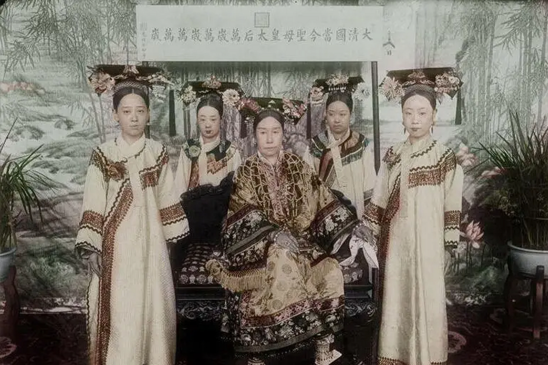那英与叶赫那拉氏存在神秘联系,叶赫那拉氏是清朝重要皇族后裔.