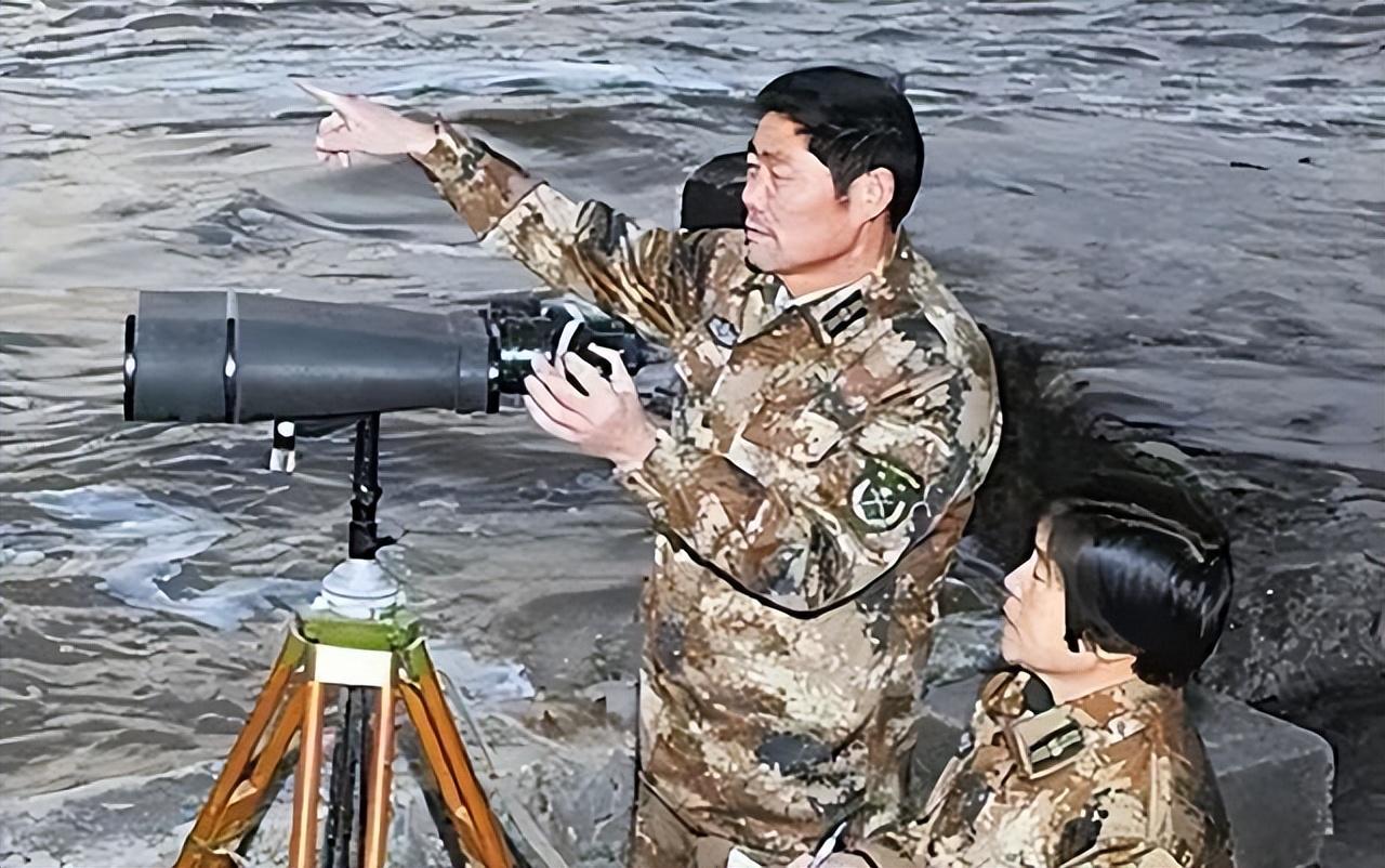 王继才夫妇在开山岛的照片王继才将自己一生奉献为祖国,但却始终亏欠