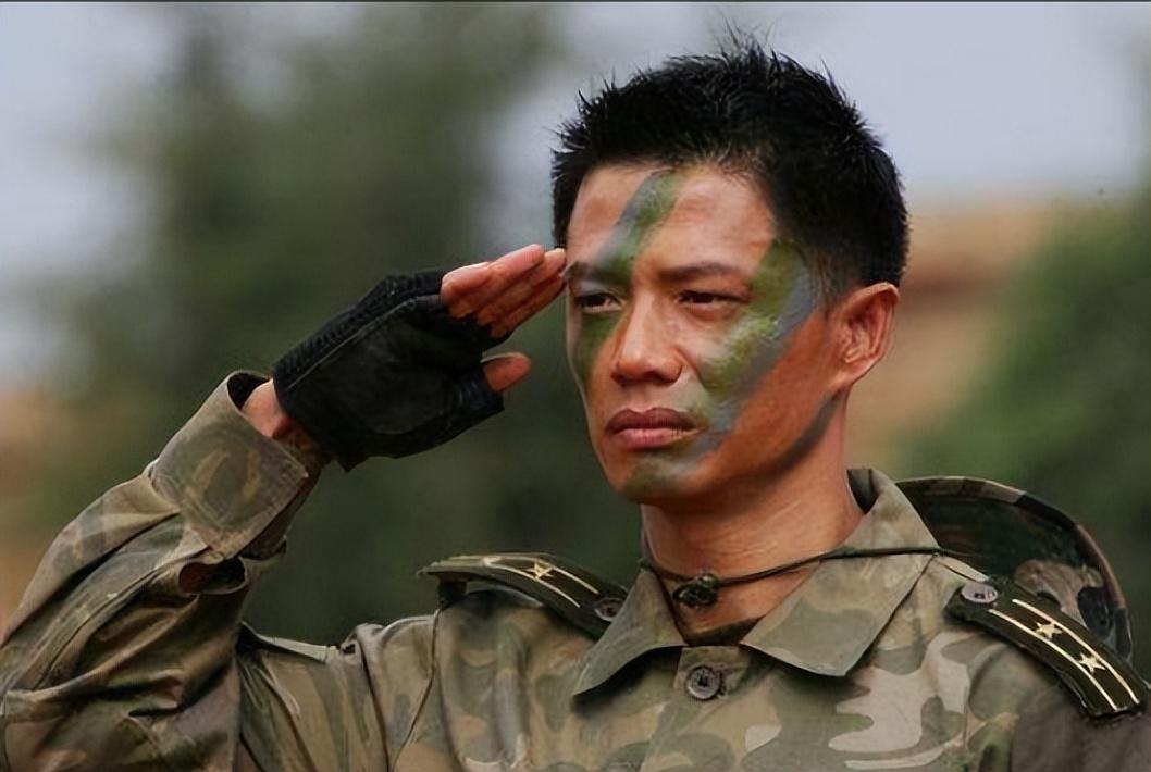 1999年段奕宏凭借着《刑警本色》中的杀手"罗阳"一角走入观众的视线中