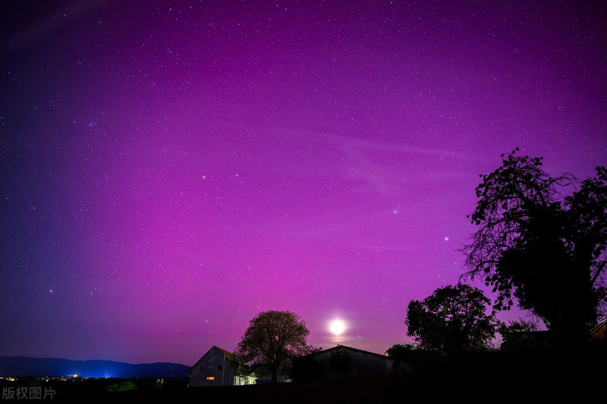 特大地磁暴来临,世界多地惊现罕见紫红色极光