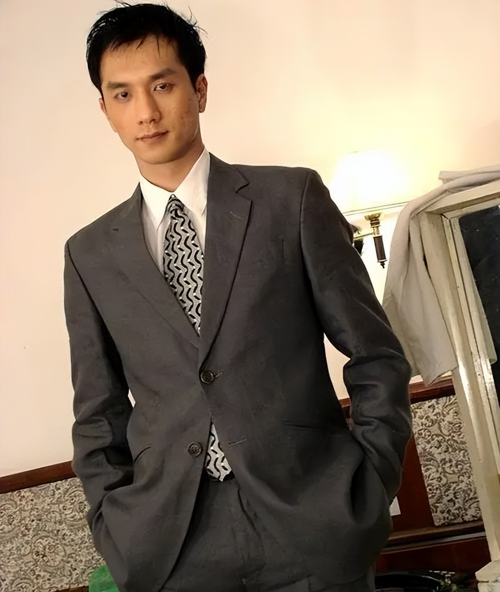 纪实 黄觉:暧昧周迅,和徐静蕾同居5年,娶小14岁娇妻宠如宝