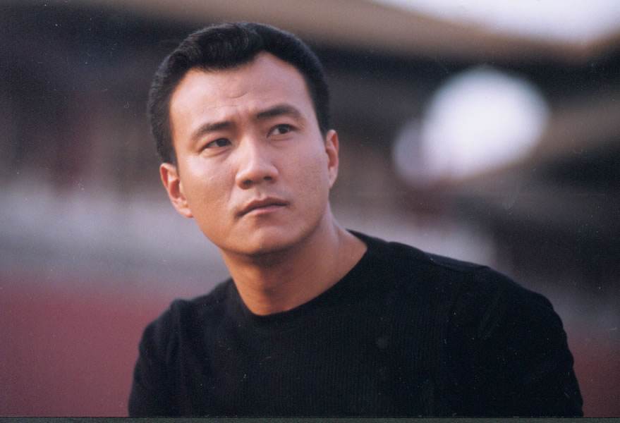 胡军:与初恋女友交往23年,不担心绯闻,婚后儿女双全,幸福美满