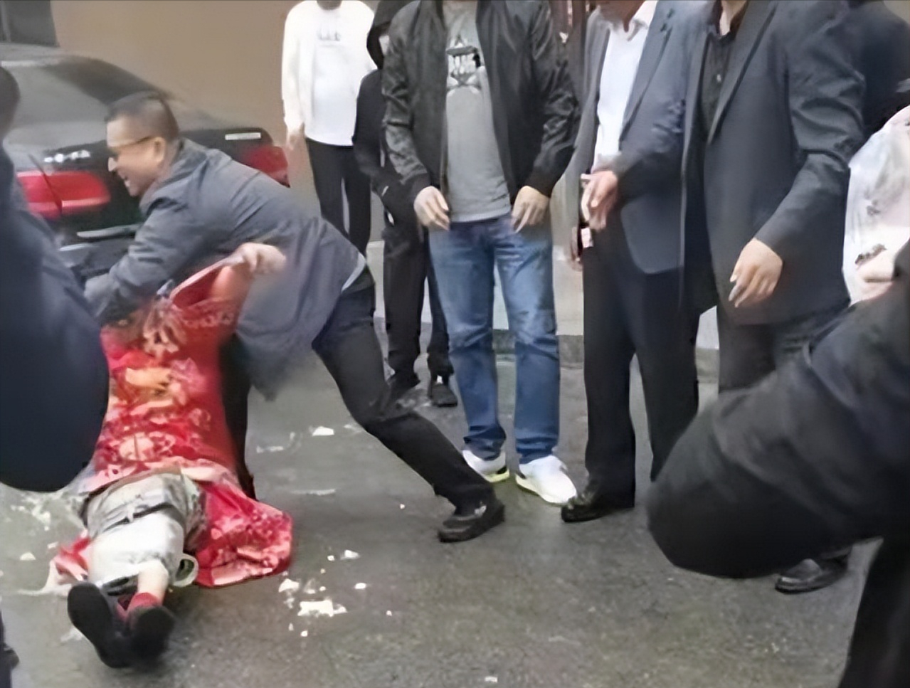 回顾山西婚闹致死案:亲友团闹洞房新郎被误杀,婚礼变葬礼谁负责?