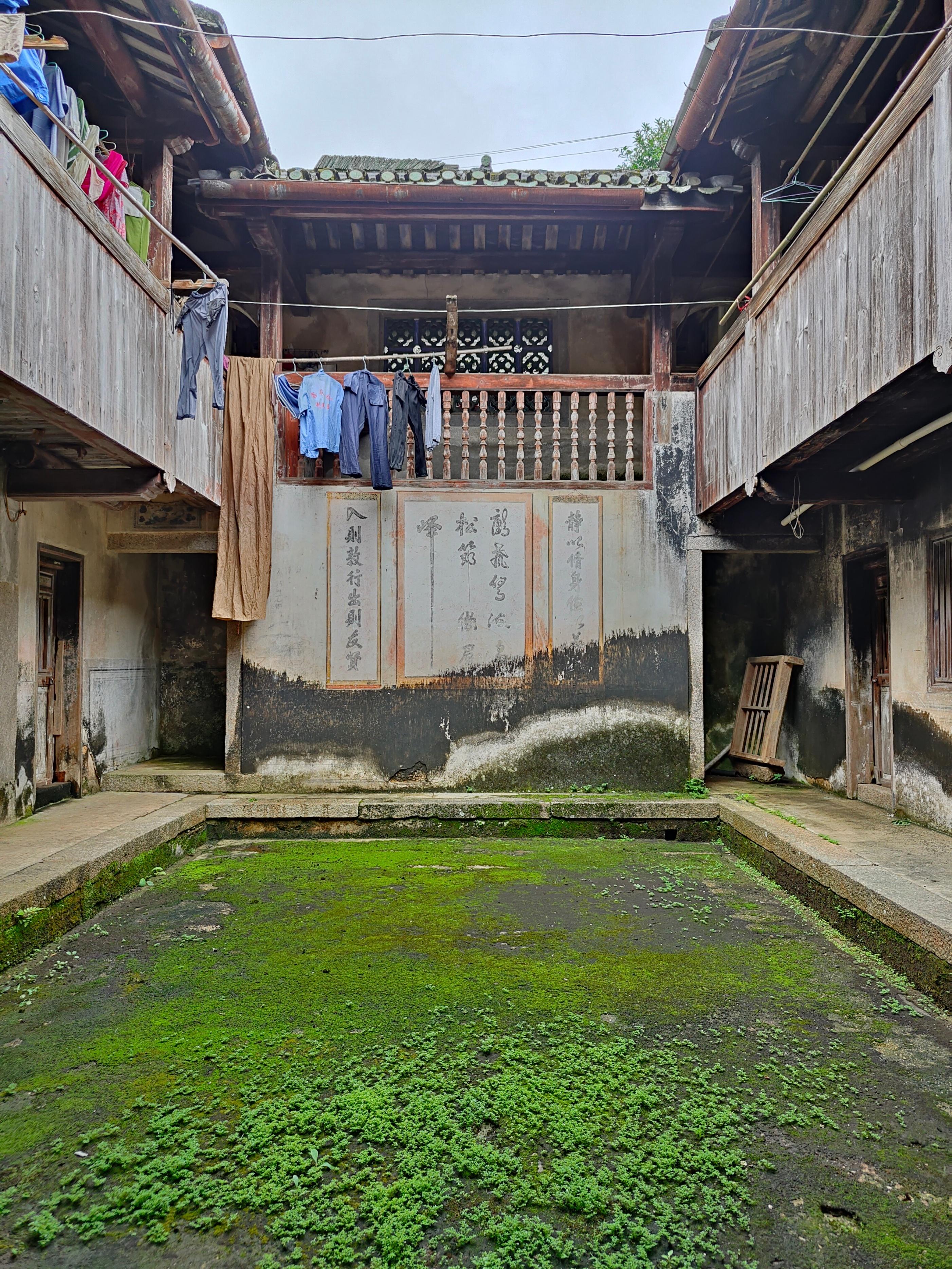 徜徉于云雾缭绕的小山村,迷恋于客家乡村美景,石涧泉水让我醉了