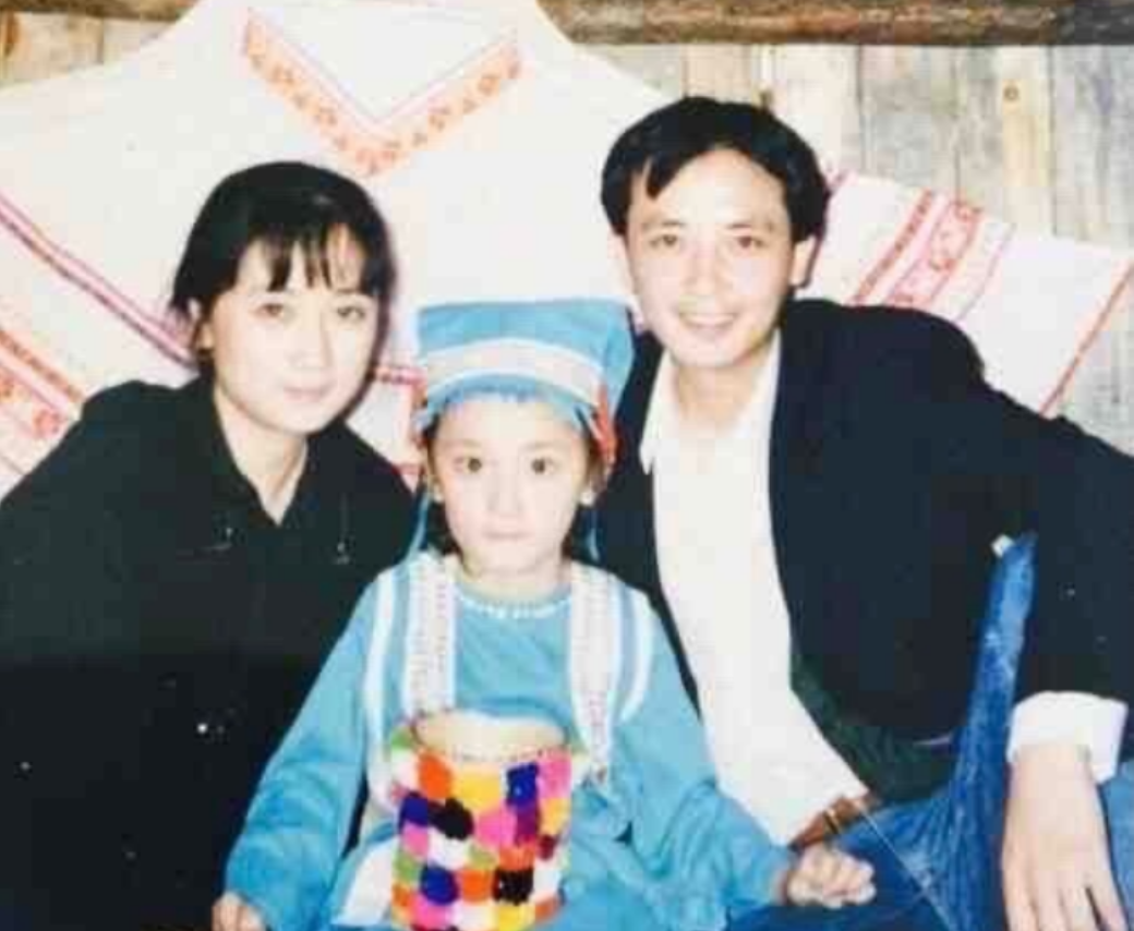 回顾侯长荣:与妻子"红楼"相遇,结婚37年生一女,生活幸福美满