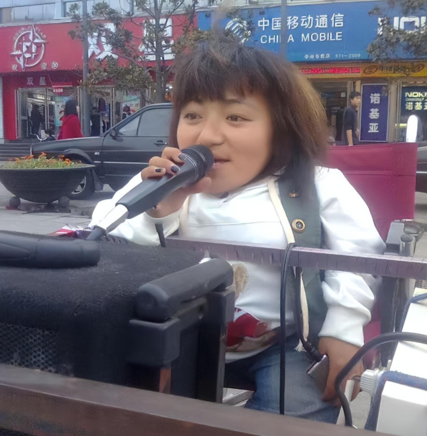 李喜梅虽然身体有残疾,但是她从未因此放弃对生活的希望,李喜梅十分