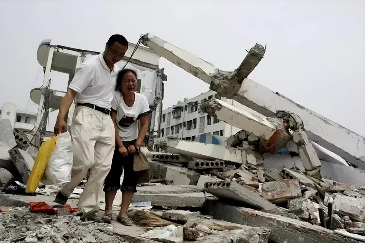 回顾汶川地震后,父亲背着儿子遗体走25公里回家,一张照片感动中国