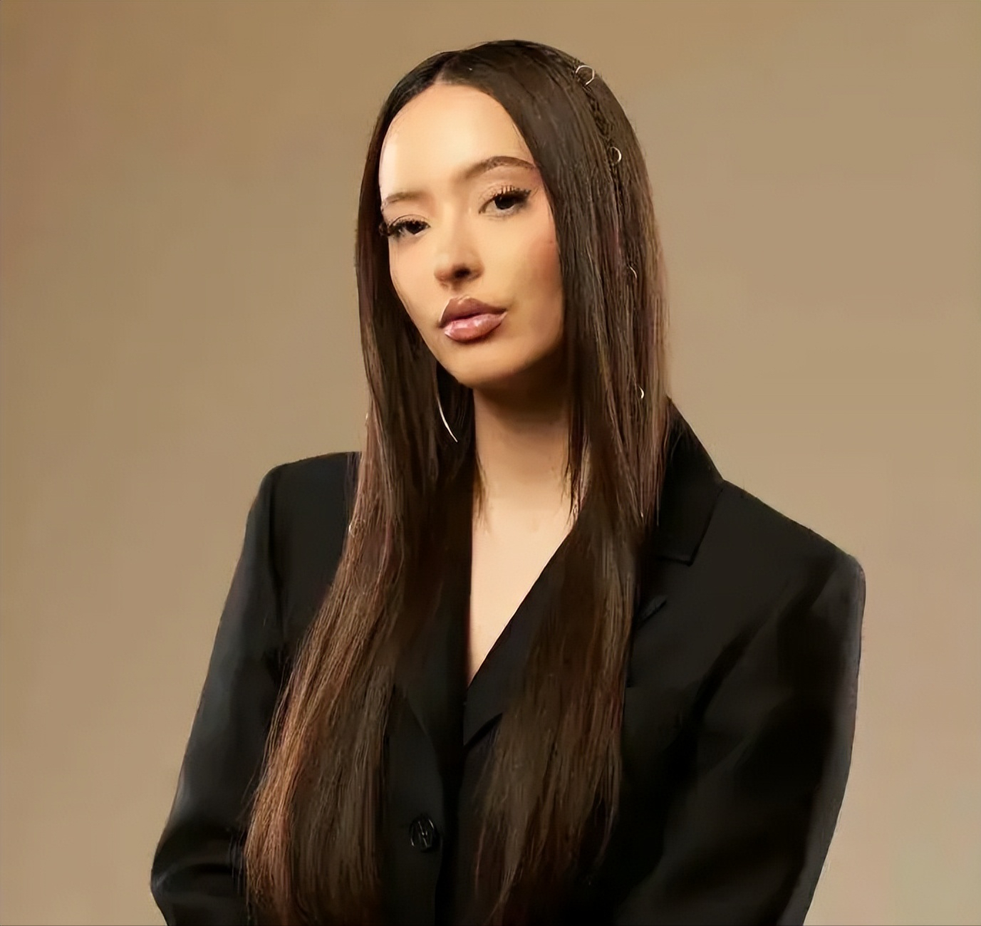 从钢琴旁起身之时,灯光照在她的身上,此刻,她就是舞台上最耀眼的星星!