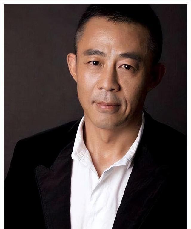 演员侯勇:一婚娶70后,二婚娶80后,三婚50岁竟娶了90后