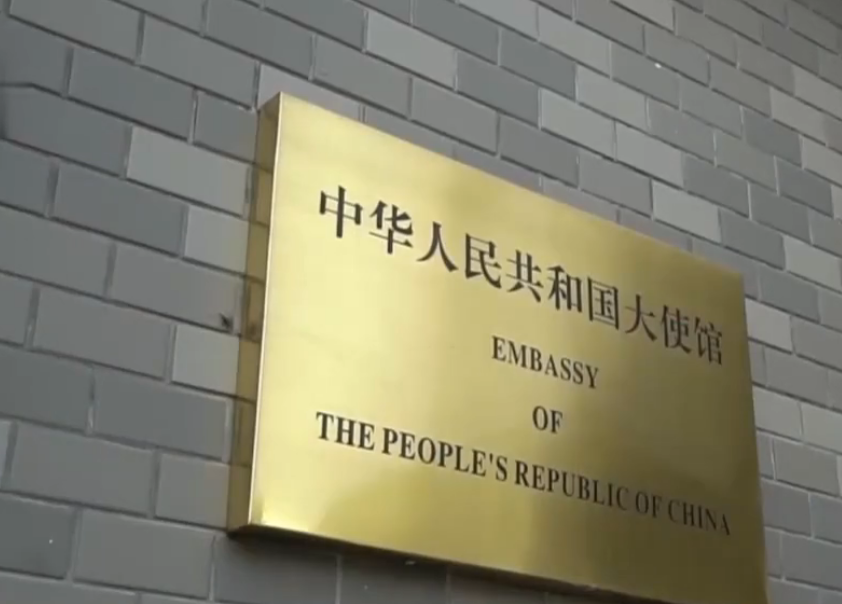 2019年重庆富二代出国,惨被当狗虐待,国内女友报警121