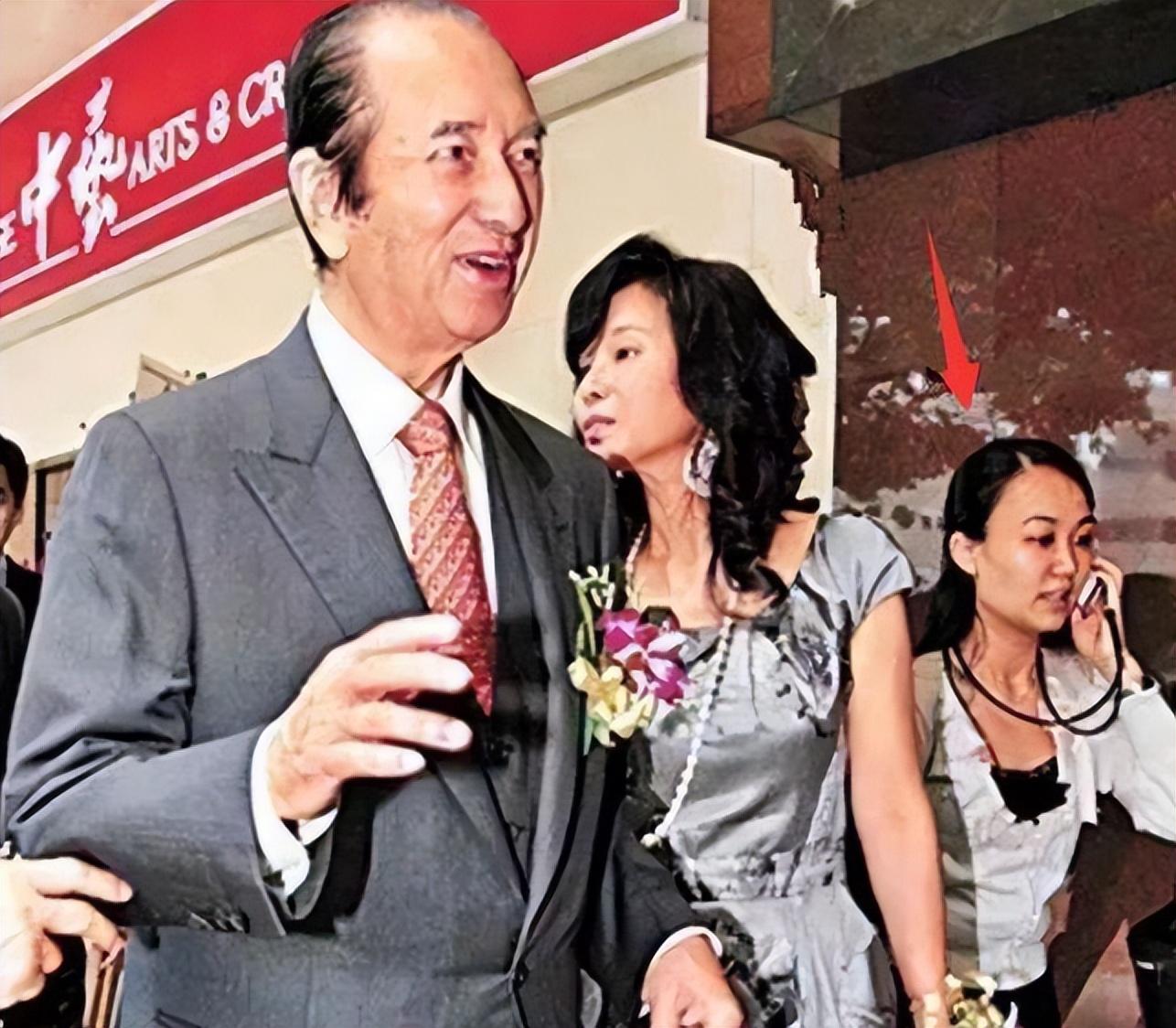 在经历了这段传奇的际遇后,她找到了自己的初恋男友苏炳龙,两人重拾了