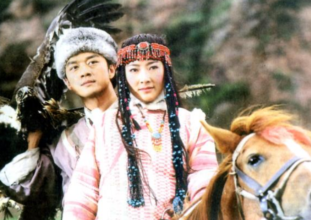 照顾他的就是其妻子阿斯茹,曾经在李亚鹏版《射雕英雄传》中出演"华筝