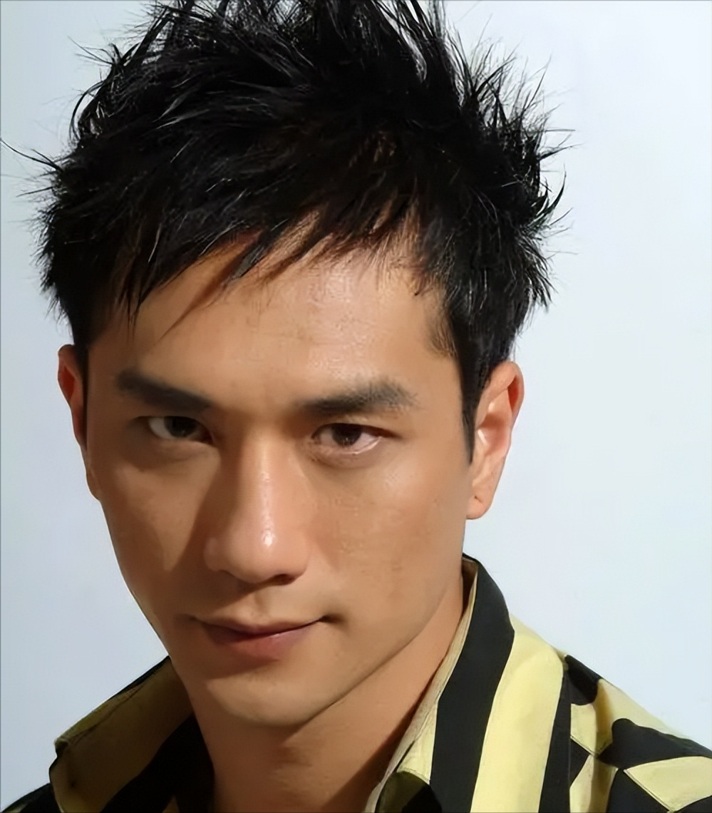 纪实 黄觉:暧昧周迅,和徐静蕾同居5年,娶小14岁娇妻宠如宝