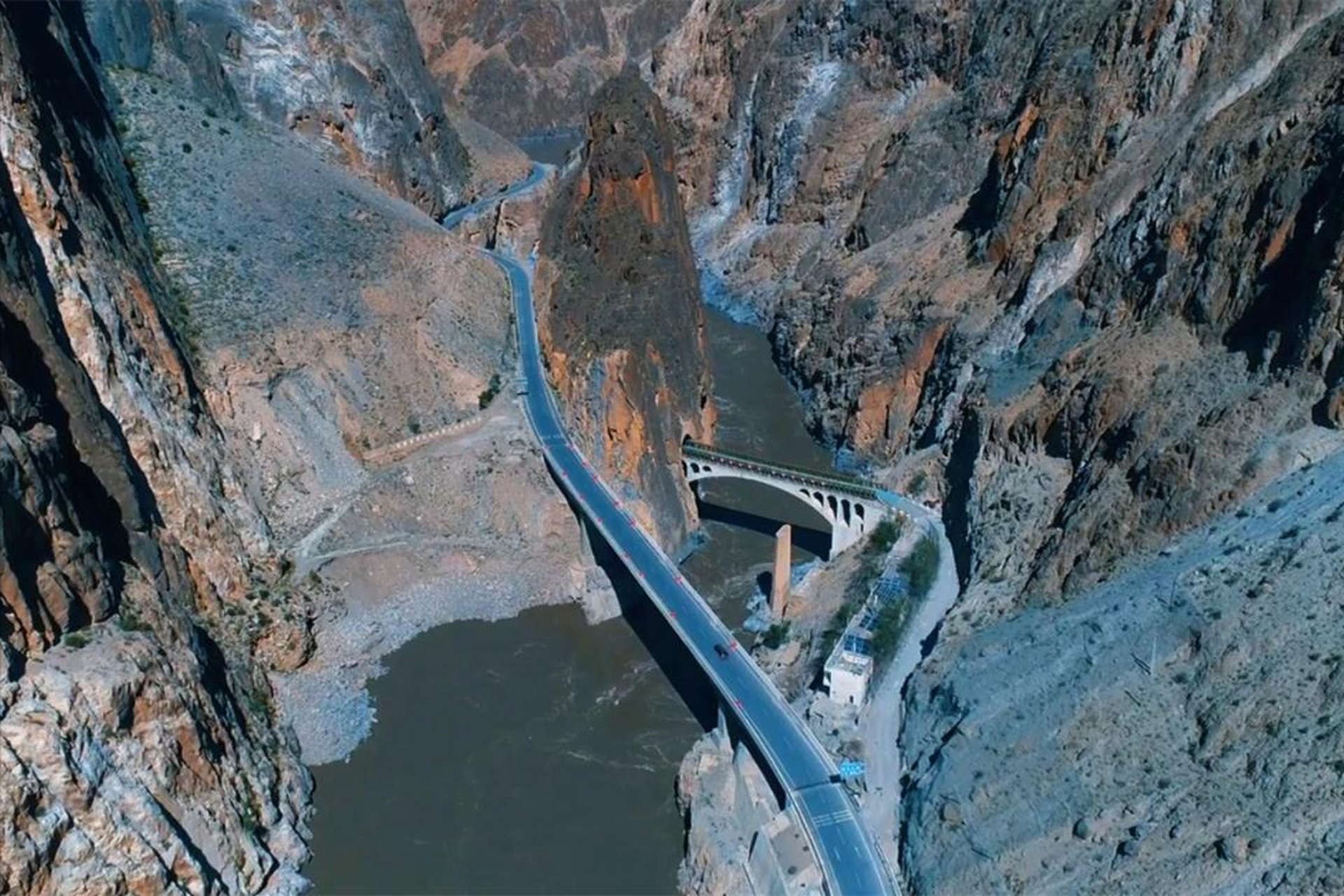 怒江大桥,川藏公路上的英雄丰碑!两千多名修路英雄的牺牲铸就了它.