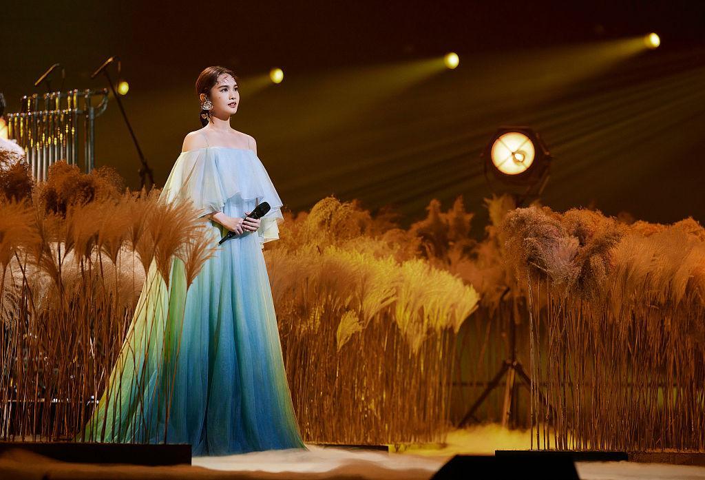 歌手:叶赫那拉守国门,国内歌手惨遭降维打击,真就不能换人吗?