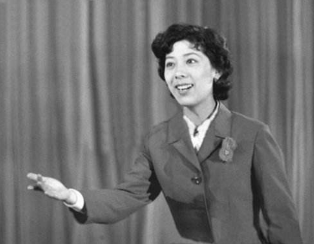 回顾关牧村:一婚被家暴,二婚被高官丈夫宠成宝,撮合父亲再婚