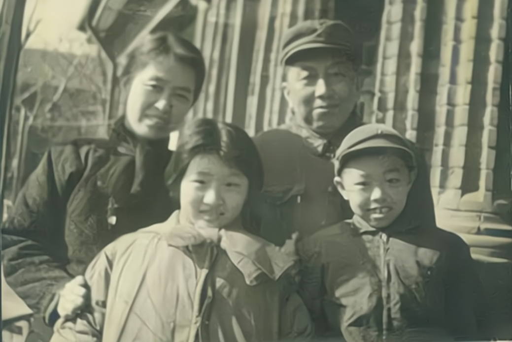 可是好景不长,他们一家人刚刚享受着幸福的时光没多久,遇上特殊时期